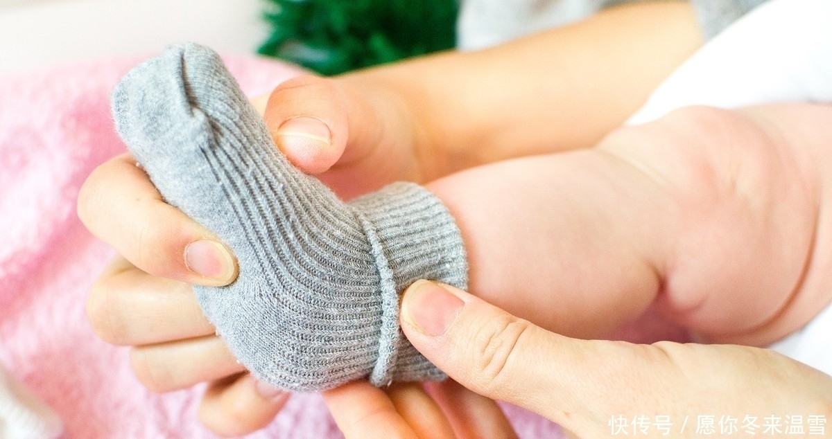 新生儿|小宝宝穿袜子还是光脚?很多宝妈误会了,做错对娃伤害很大