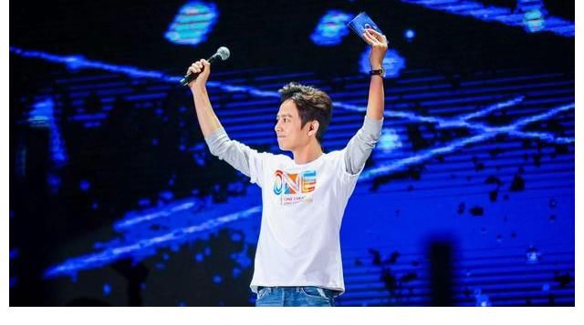 《快乐大本营》正式落幕,何炅复出力撑全场,新节目首播仍被嘲讽