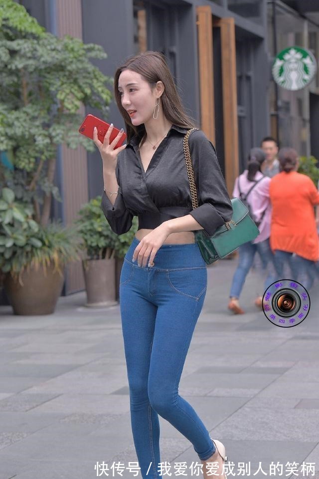 搭配 低胸丝质长袖搭配蓝色打底裤,季度时尚,显得比较的精神!