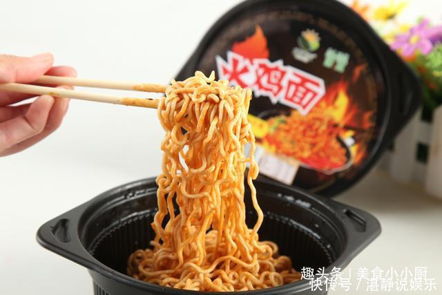 泡面|为啥桶装泡面比袋装的贵3块,了解贵到哪里后,我宁愿买桶装的面