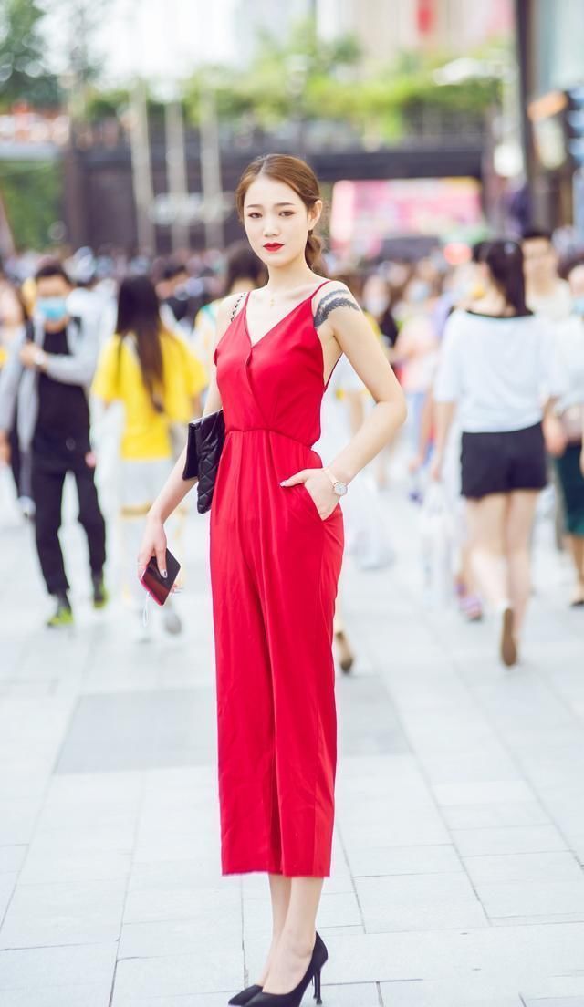 三伏天穿裙子,美女搭配尖头细跟鞋,修身显瘦还能穿出女人味儿