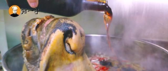 一家人|老刘花308买了一整只牛头,光卤制就花了一天,一家人吃着真过瘾