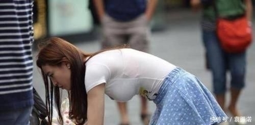 宝妈|萌娃看妈妈衣服“破”了,伸出小手帮忙遮挡,网友:是个小暖男