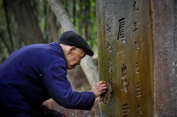 护手|在农村给人选坟墓，试试靠“鸡蛋”定穴，风水先生看了都服！