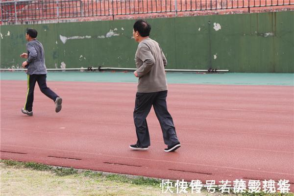 大爷|坚持夜跑两年多,60岁大爷,到头来得到了什么?