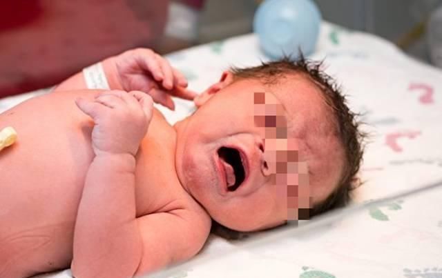 妈妈们|顺产分娩时，胎宝宝是自己爬出来的还是妈妈挤出来的真相暖心