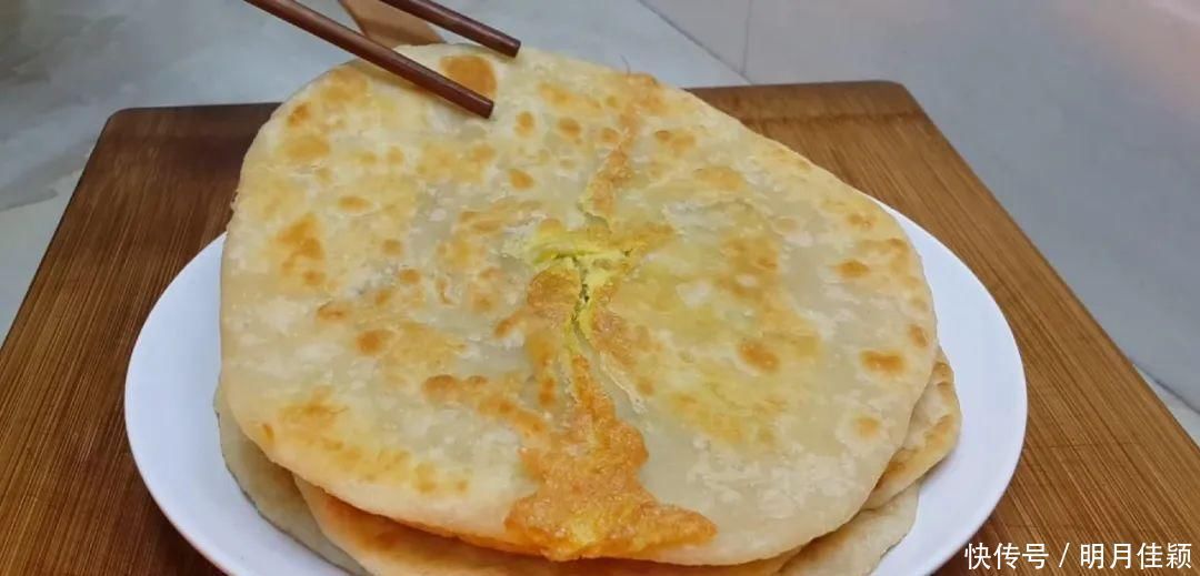 鸡蛋饼这样做太香了,教你懒人做法,鼓泡零失败,吃过就念念不忘