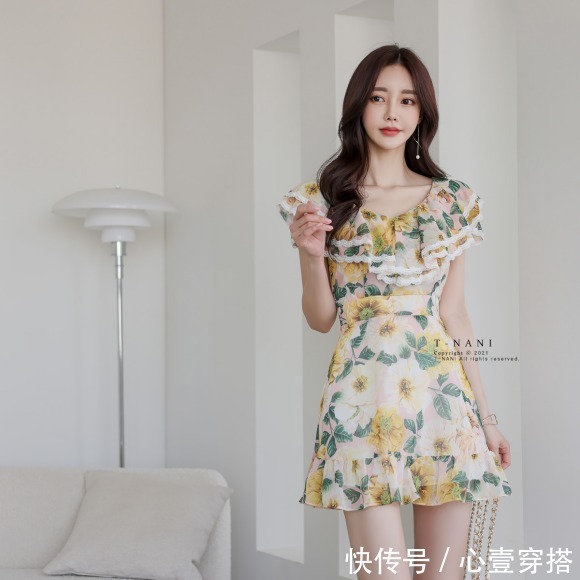 孙允珠|女神孙允珠时尚搭配:鲜蕊迷迭香惜春菊叶碎花衣裙