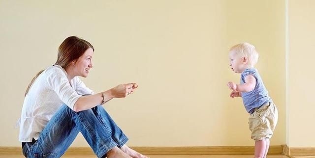 婴儿|妈妈们注意新生儿1-12个月的特点变化,让人忍不住惊呼神奇