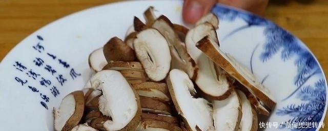 我家最爱吃香菇豆腐煲,越炖越香,鲜嫩入味,比红烧肉还过瘾