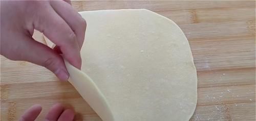 2.不要做得太大了，外边酥得直掉渣，吃着更香甜，真过瘾