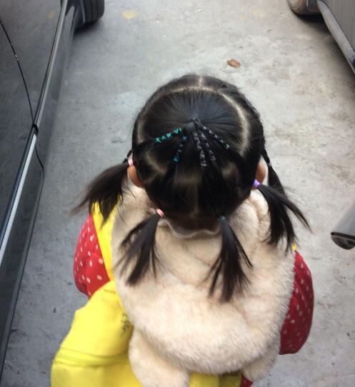 头发|妈妈给女儿扎的发辫每天不重样,让爸爸带一天,头发却变样了