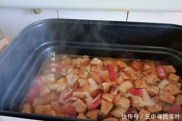  土豆|土豆炖牛肉家常做法简单几步，牛肉软烂，土豆绵糯，味道鲜香