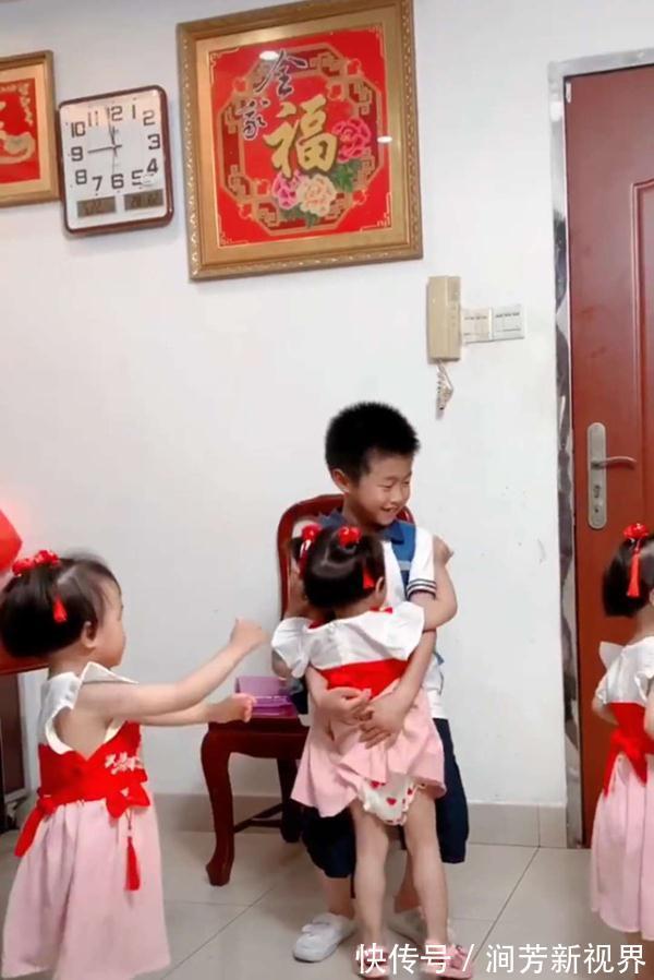 妈妈|儿子想要妹妹,妈妈生下3胞胎女儿,放学回家的场景,太热闹了!