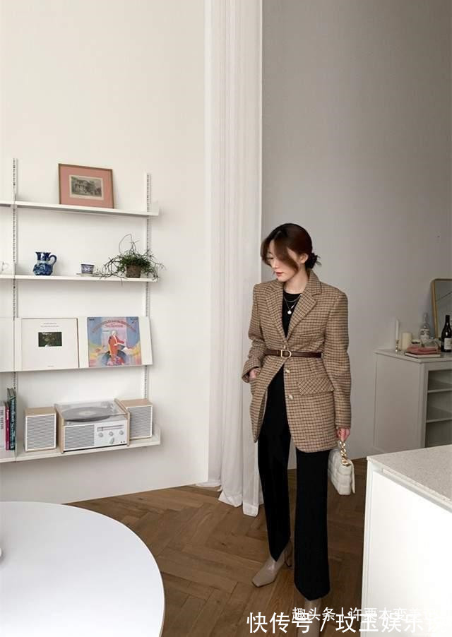 小姐姐 收起你的裙子吧!今年流行穿“九分裤+短靴”,保暖舒适还时髦