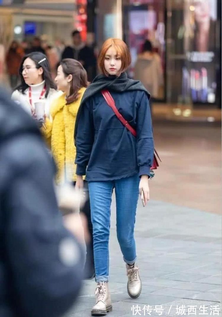 吊带|街拍:长发女神走心的吊带配短裤,从背后看去很是惊艳