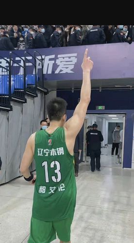 轮休|郭艾伦今天又淘气了!张镇麟找他击掌,大漂亮戴眼镜故意虚晃一枪