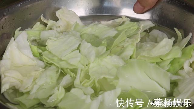 小葱|一个包菜加2个番茄,简单一做,原来这么好吃,营养又美味,真香