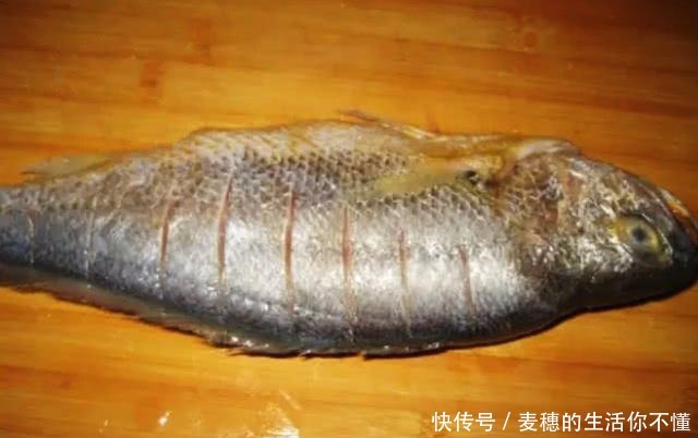 煎鱼时,在鱼身上抹上一点“它”鱼肉不粘锅也不破皮,方法很实用