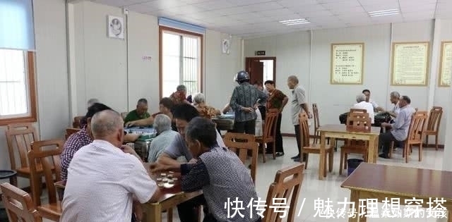 奶奶们|奶奶炫耀把孙子养的白胖,路人看后无奈:赶紧去医院看看吧