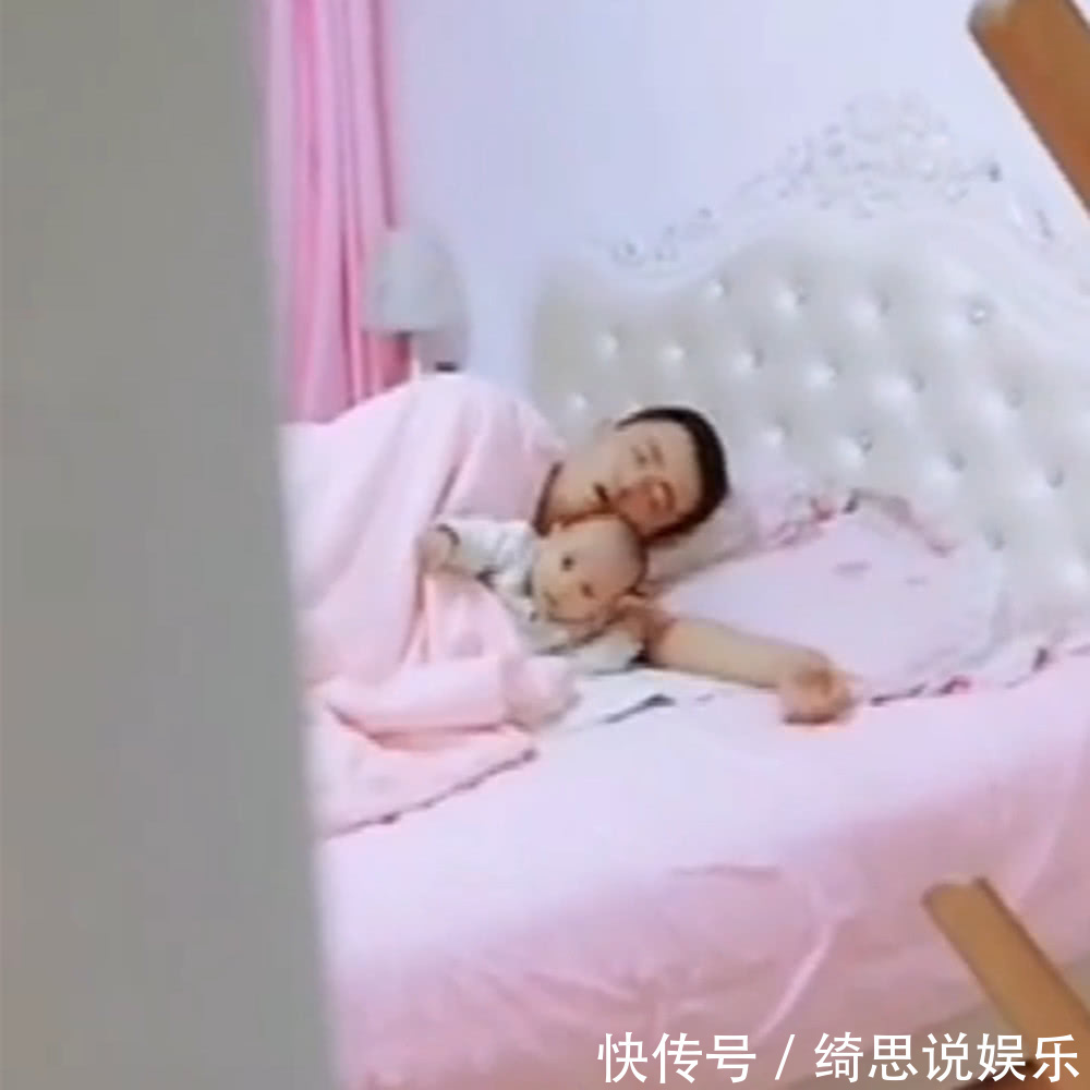 妈妈|爸爸搂着宝宝睡觉,宝宝被鼾声吵醒,接下来的画面妈妈乐了