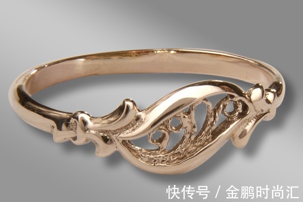 无名指 戒指不可乱戴,位置决定命运,戴对招财戴错招灾!