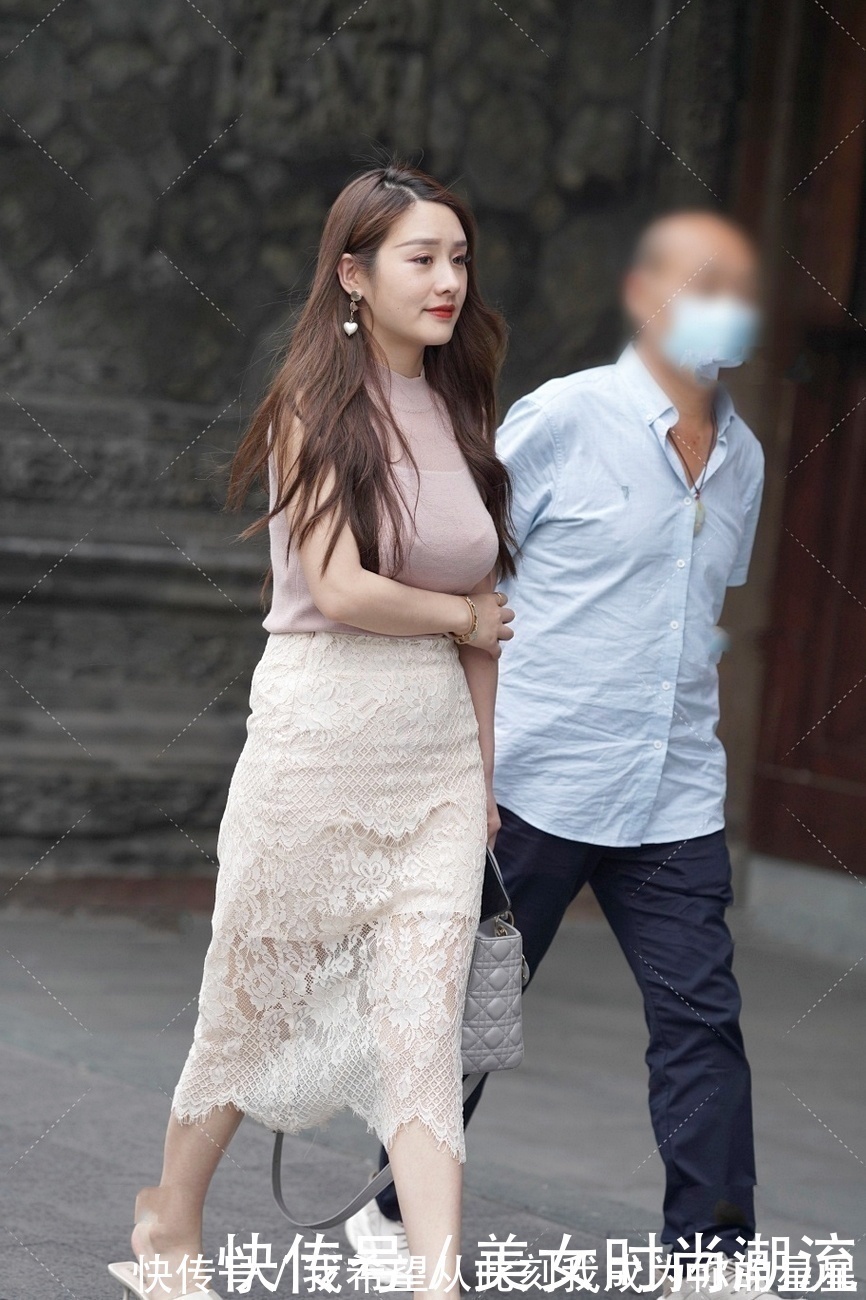 上衣 无袖上衣搭配蕾丝半身裙，丝滑不油腻，下辈子还能够遇见！