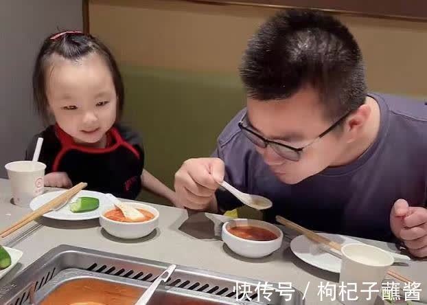 悦悦|奇奇享受“悦”式服务,吃着碗里的看着锅里的,网友:实名羡慕