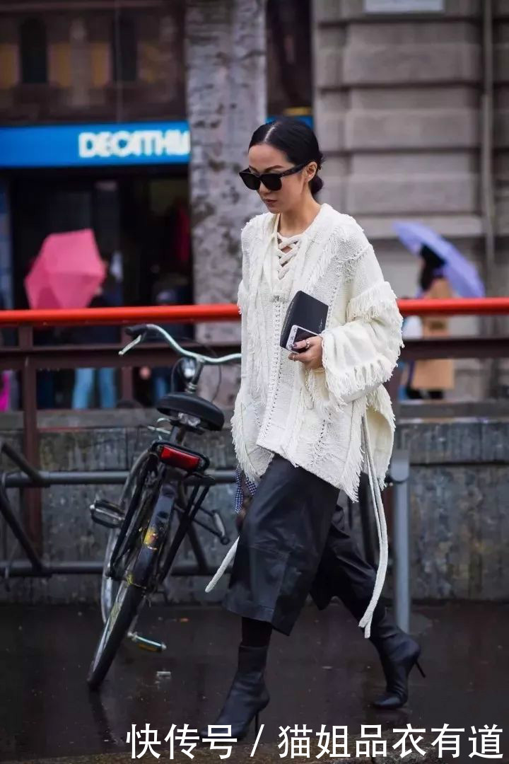 臃肿|大衣羽绒服里穿上这几件内搭,简单又顺眼,脱下外套更迷人