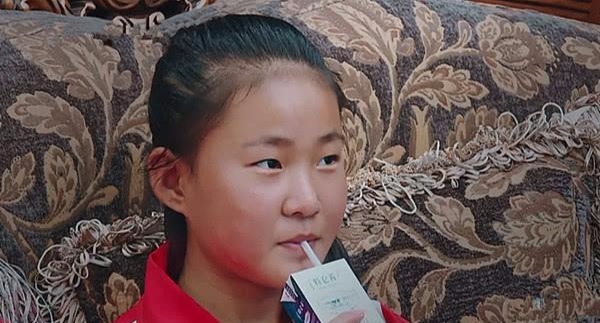 变形计|《变形计》山村女孩喝奶,谁注意到城市哥哥的表情