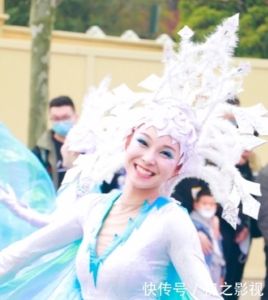 舞娘|杨超越孟美岐同届选手再就业,成迪士尼公园舞娘,落差巨大惹唏嘘