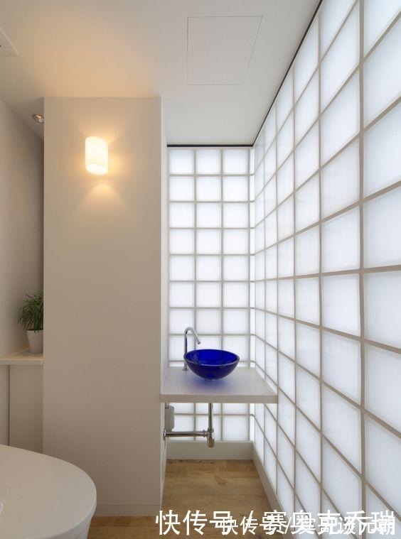 玻璃|砌玻璃砖才是我的心头爱,6㎡卫生间明亮清爽,结实耐用是几十年