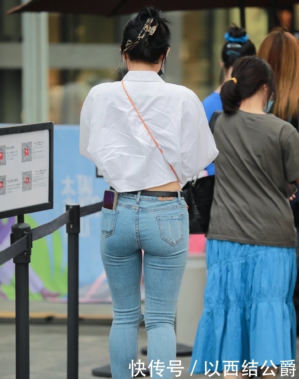 自信|运动衣+牛仔裤的混搭风,让你轻松收获好身材,美出靓丽自信感