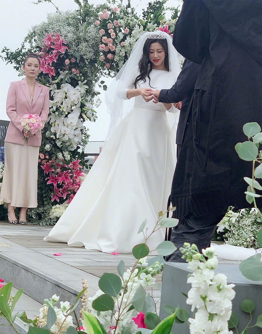 知名女演员朱珠结婚,老公不是圈内人,背影超帅气