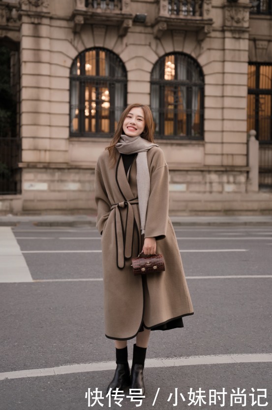 衣服大多|棕色大衣搭配黑色皮靴, 大方有气质!
