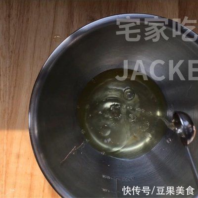 香蕉古早蛋糕，香甜松软，满室飘香，口感如棉花般的轻柔，超好吃