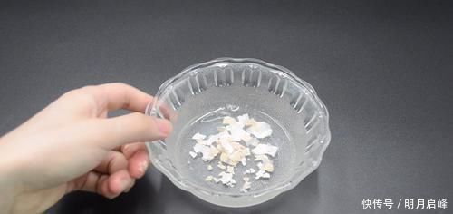 家里有养花的抓紧看看，学会这招，不烂根不生虫，花草越长越茂盛