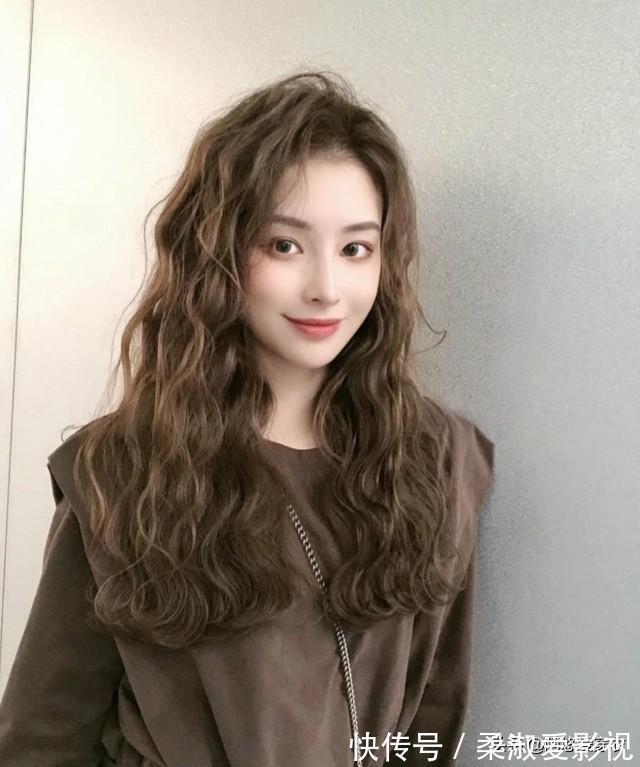 头发|丸子头：扎出了少女感，烟筒卷：烫出了洋气感，2021真不得了