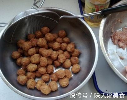 40年火夫不管什么丸子,油炸时多加“这1步”,丸子又香又脆