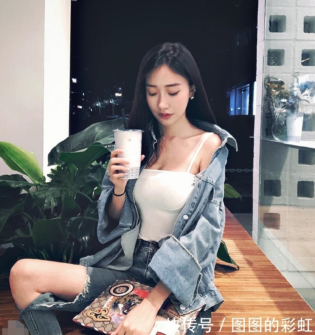 美女|街拍：美丽大方性感的美女，丰腴有致,舒适简约的人气穿搭！