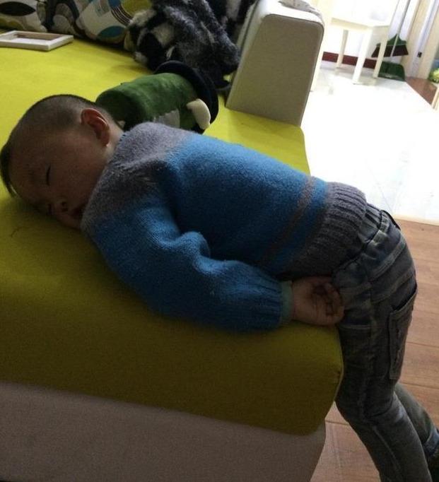 豆豆|新晋宝妈晒宝宝搞怪睡姿照,朋友评论孩子有问题,快带去检查下