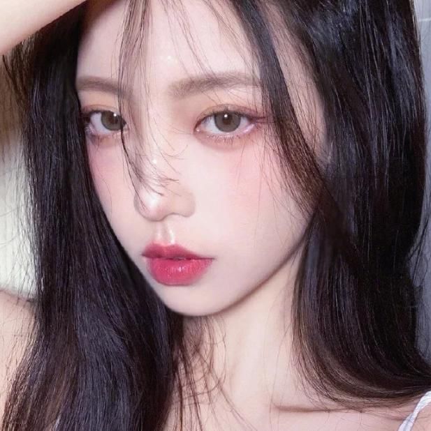 女生眼睛若有这3标志,天生自带“招桃花眼”,00后赶紧学起来