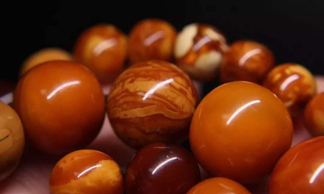 文玩市场上|真正的老蜜蜡长什么样子,为什么质量越好的却越不建议普通人购买