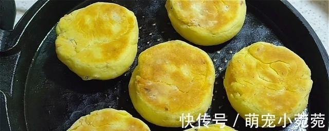 玉米面饼这样做，加多一种材料，口感丰富，吃着蓬松柔软，真香