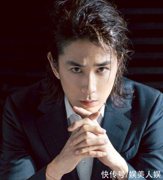 哥哥們消防直播唱紅歌，張智霖唱的聲情并茂，陳小春跟不上節奏