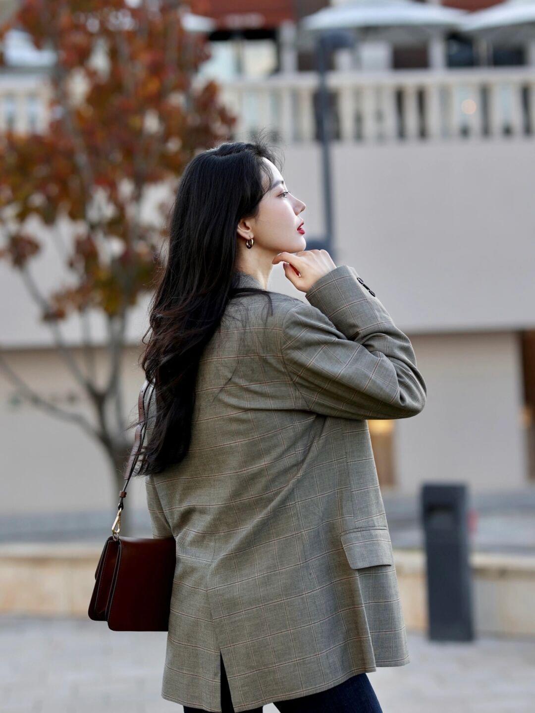 冬天|普通女生怎么穿?蓝白拼接羊羔毛外套+直筒牛仔裤,休闲又百搭!