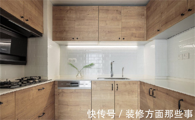 归属感|112平原木简约的柜体与软装搭配，让人很有归属感