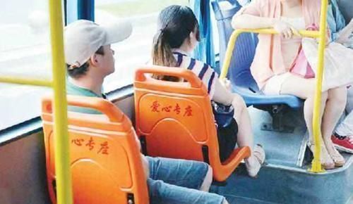 维护|“车都买不起,还敢生二胎?”孕妈挤公交被嫌弃,孩子给力维护