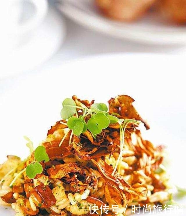 香槟|“金蒜百花香槟茸”轻松做, 蒜酥搭配姬松茸, 吃来相当开胃下饭!