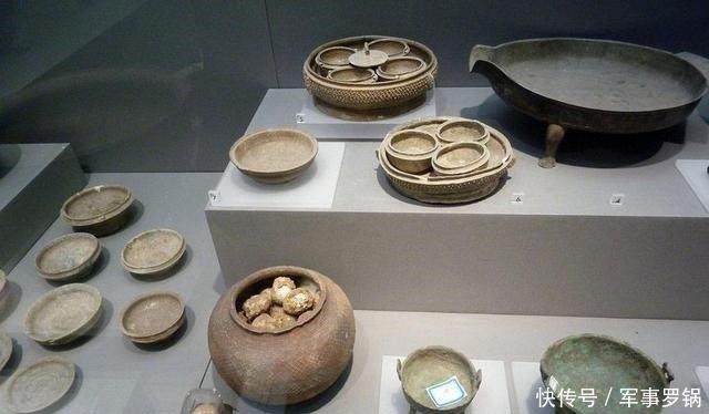 西周古墓挖出一陶罐,里面装满了鸡蛋,两千多年前的鸡蛋啥样子